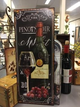 Enseigne en métal avec bouteille de vin + verre et texte joliment peints